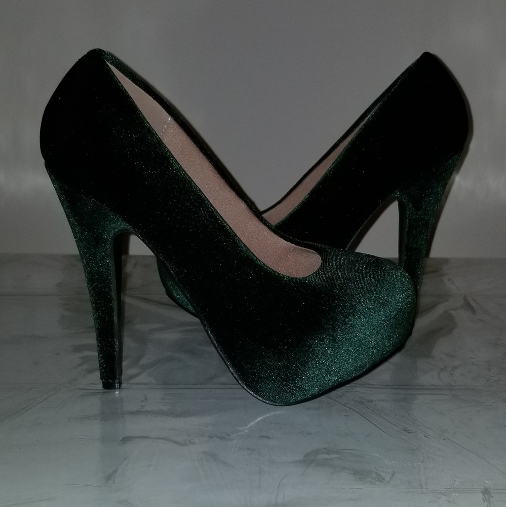 Olive Women High Heel Shoe size 6.5